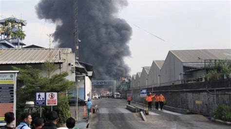 BREAKING NEWS Kebakaran Pabrik Minyak Di Kota Bekasi Makan Korban