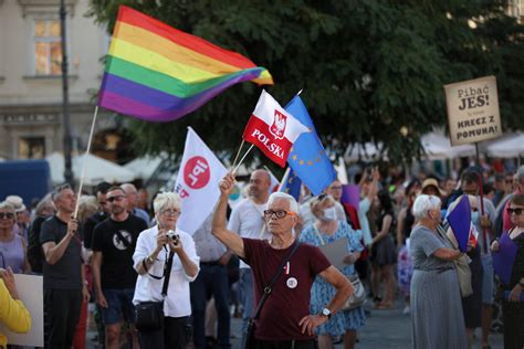 Warszawa Przed Sejmem Odby A Si Manifestacja W Obronie Tvn Polska