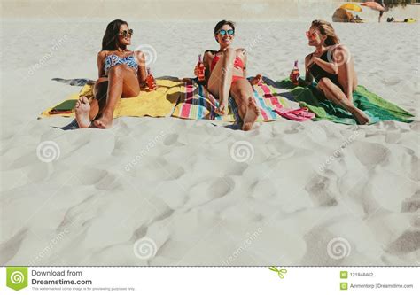 Novias Que Toman El Sol En La Playa Foto De Archivo Imagen De