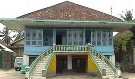 7 Rumah Adat Sumatera Selatan Disertai Gambar & Perbedaan