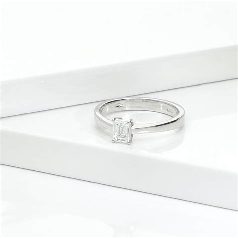 Solitario Lineare Rombo In Oro Bianco K Con Diamante Ct