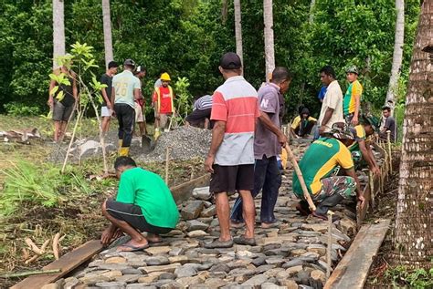 Bangun Jalan Usaha Tani Satgas Yonarmed 1 Kostrad Karya Bakti Bersama