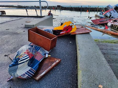 Cirka 28 både ligger under vandet i Rødvig Havn efter stormfloden nu