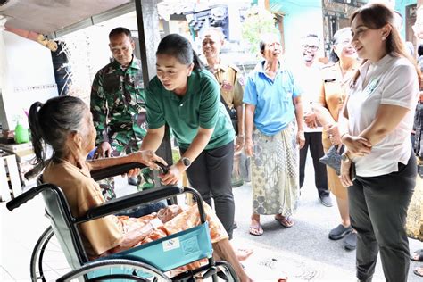 Antari Jaya Negara Kembali Serahkan Bantuan Kursi Roda Kepada Lansia Di