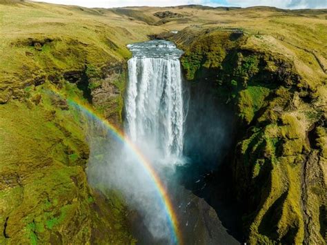 La famosa cascada de skogafoss con un arco iris es un paisaje dramático