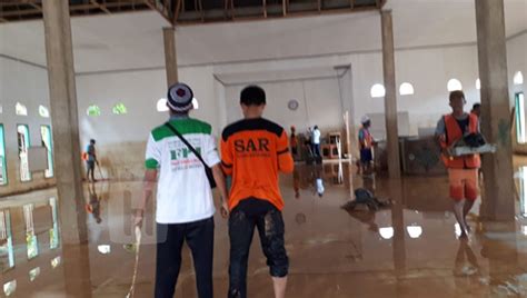 Relawan FPI Hidayatullah Bersihkan Masjid Terendam Banjir Di Konawe