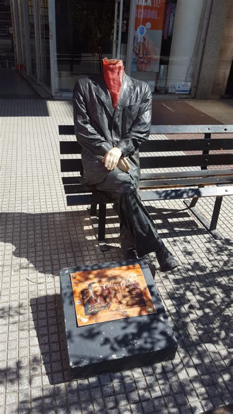 Lamentable Le Arrancaron La Cabeza A La Estatua De Gardel La Br Jula