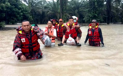 Floods Worsen More Evacuation Centres Open In Johor Fmt