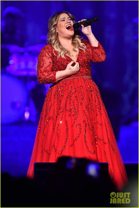 Kelly Clarkson Performs Her Annual Christmas Concert in Nashville ...