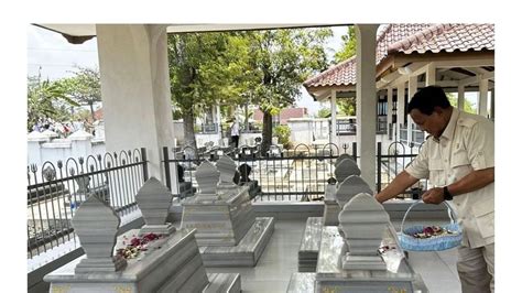 Potret Prabowo Ziarah Ke Makam Eyang Kakung Dan Putri Di Banyumas