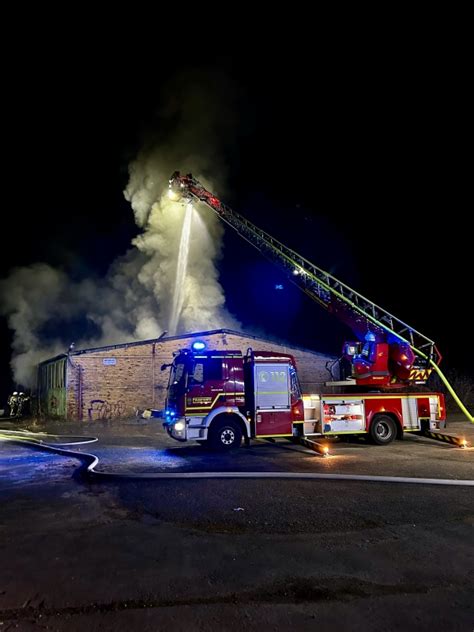 Ausgedehnter Brand In Einer Lagerhalle Keine Verletzten