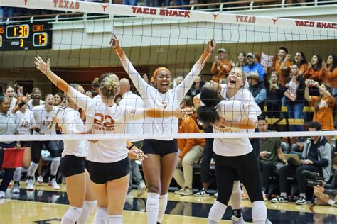 No 3 Texas Volleyball Bounces Back With Sweep Victory Over Cincinnati