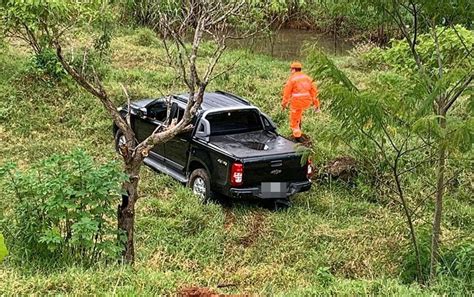 Motorista fica levemente ferido após pular de caminhonete em movimento