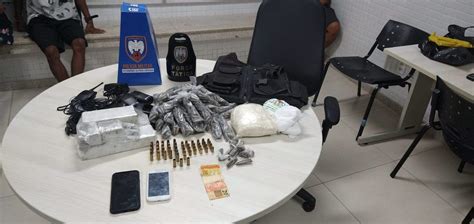 Polícia Militar Apreende Armas Drogas E Descobre Base Do Tráfico Em