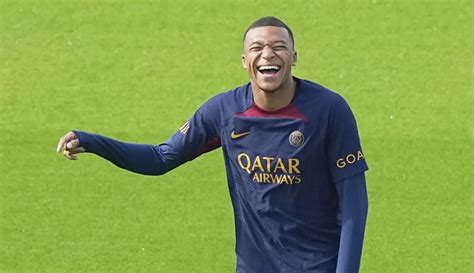 Foto Melihat Keceriaan Kylian Mbappe Saat Kembali Berlatih Bersama Psg