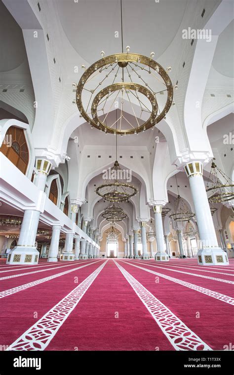 DOHA, QATAR - JUNE 4, 2014: Interior architecture of Imam Muhammad ibn ...