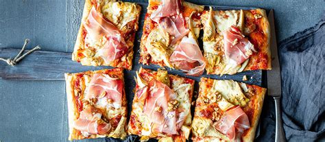 Pizza mit Südtiroler Speck g g A Brie Artischocken und Walnüssen von