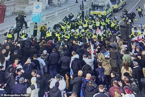 Met Police Surround Pubs And Order Hooligans Participating To The Pro