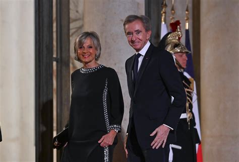 Politique Bernard Arnault décoré par Emmanuel Macron à l Élysée devant