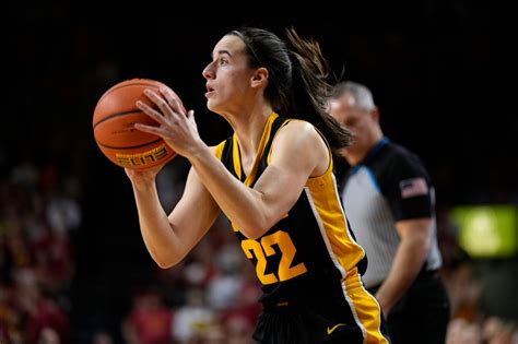 Iowas Caitlin Clark Reaches 3 000 Point Mark In Historic Moment