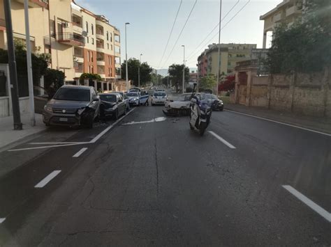 Cagliari Perde Il Controllo Della Sua Auto E Ne Urta Due In Sosta