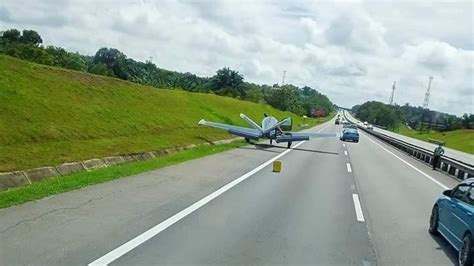 Sebuah Pesawat Mendarat Cemas Di Lebuhraya Utara Selatan