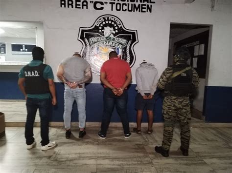 POLICÍA DECOMISA 70 PAQUETES DE PRESUNTA DROGA ARMAS DE FUEGO Y