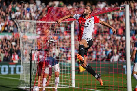 Con Santi Giménez de titular Feyenoord suma su sexta victoria