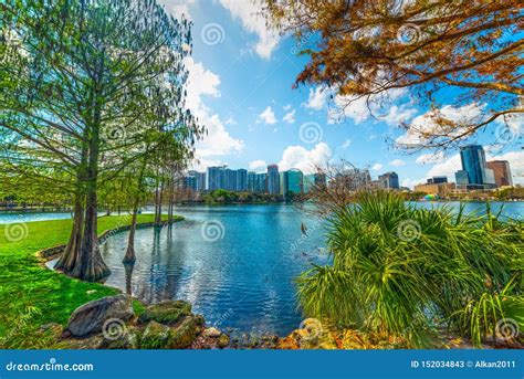 Orilla Hermosa Del Parque De Eola Del Lago En Un Día Soleado Imagen De