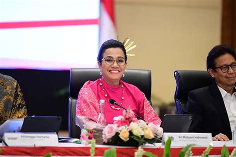 Tenaga Honorer Sujud Syukur Sri Mulyani Beri 3 Kado Spesial Di Tahun