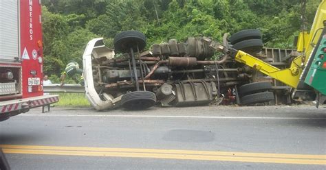 G1 Carreta Com Pedras Tomba E Motorista Se Fere Na Br 101 No Es