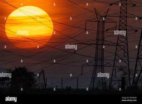 Coucher de soleil d été en Grèce avec pylônes électriques près de la