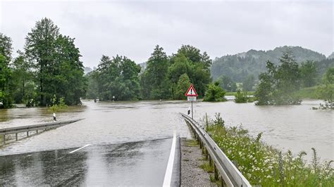 Frau Stirbt In Der Flut Auto Versinkt Im Wasser So Retten Sie Sich