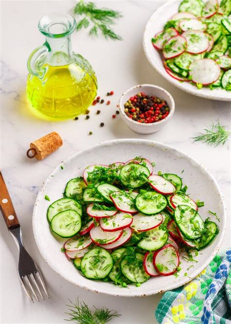 Salada Vegetativa De Rabanetes De Legumes Frescos Salsa De Pepino E