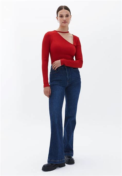 Asimetrik Yaka Crop Top Ve Denim Pantolon Kombini Oxxo