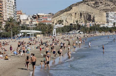 Las Altas Temperaturas A Mediados De Noviembre Llenan Las Playas De