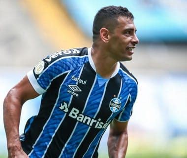 Diego Souza marca duas vezes Grêmio atropela o Vasco e assume quarto