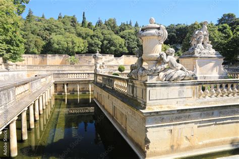 Anciens thermes romains des Jardins de la Fontaine à Nîmes Stock Photo