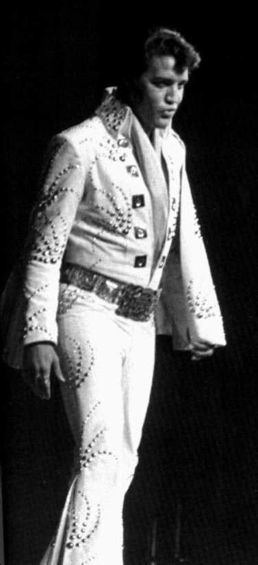 Elvis On Stage At The Madison Square Garden New York June 9 1972 Elvis Jumpsuits Elvis