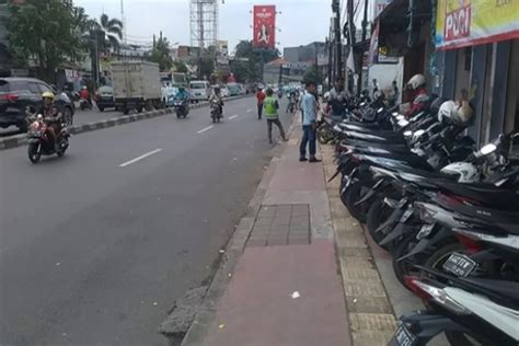 13 Motor Dicabut Pentilnya Karena Parkir Di Trotoar Satpol PP Jangan