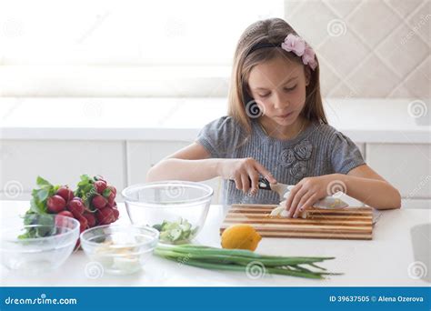 Cuisson Denfant Image Stock Image Du Personne Lifestyle 39637505