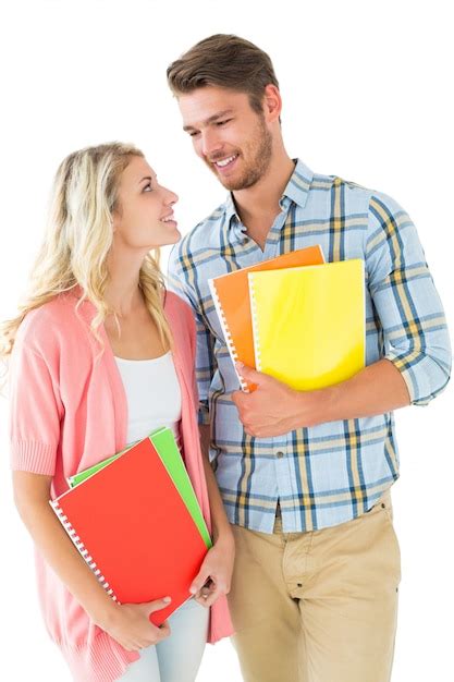 Atractiva Pareja De Estudiantes Sonriendo El Uno Al Otro Foto Premium