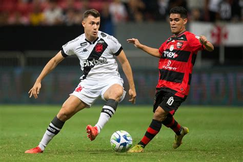 Lucas Piton Pode Desfalcar O Vasco Contra O Boavista Supervasco