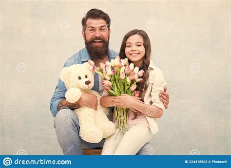 Pai E Menina Abra Am O Bouquet De Flores De Tulipas E O Dia Das