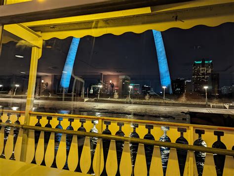 There's the Arch! (Riverboat edition) : r/StLouis