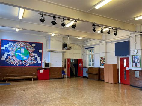 8 reviews of Shaftesbury Park Primary School (School) in London (London)