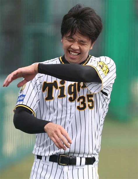 甲子園球場の練習で笑顔を見せる阪神・才木（撮影・平嶋 理子） ― スポニチ Sponichi Annex 野球