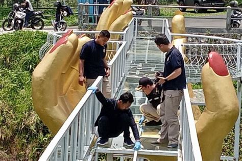 Jembatan Kaca Pecah Di Banyumas Ternyata Tebalnya Hanya Centimeter