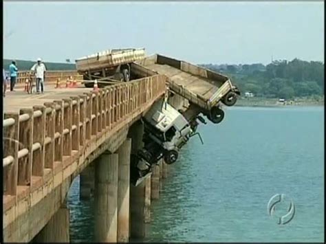 Meio Dia Paraná Londrina Carreta continua pendurada em ponte em