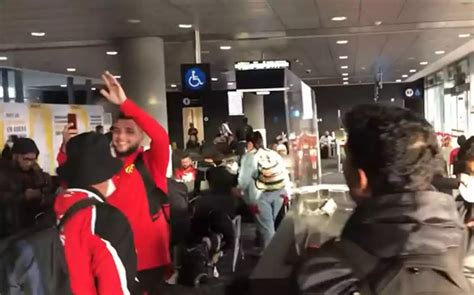 Torcedores do Flamengo roubam a cena em aeroporto da Colômbia veja vídeo